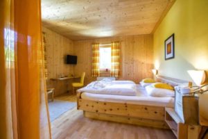 Hotelzimmer Vollholzmöbel