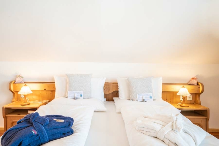 Suite mit Balkon Schlafzimmer – Seewaldsee in St. Koloman im Salzburger Land – Biohotel Sommerau
